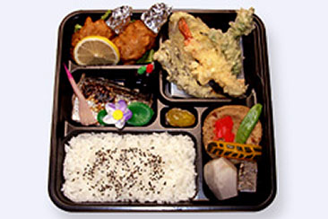 2,500円弁当（天ぷら・鳥手羽揚げ・焼き魚・煮物・がんもどき）